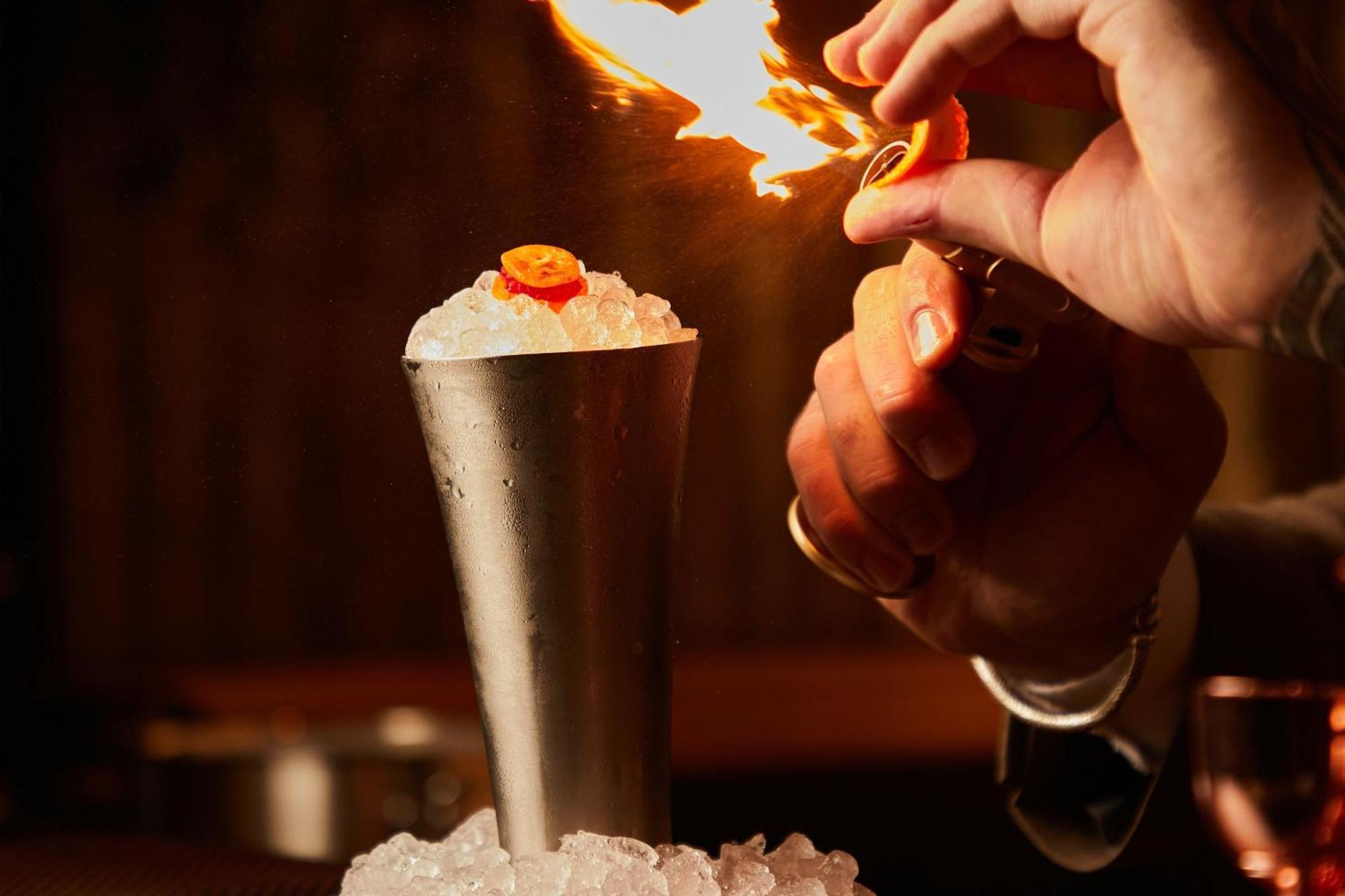 The Dubai Edition Zewnętrze zdjęcie Flaming the cocktail
