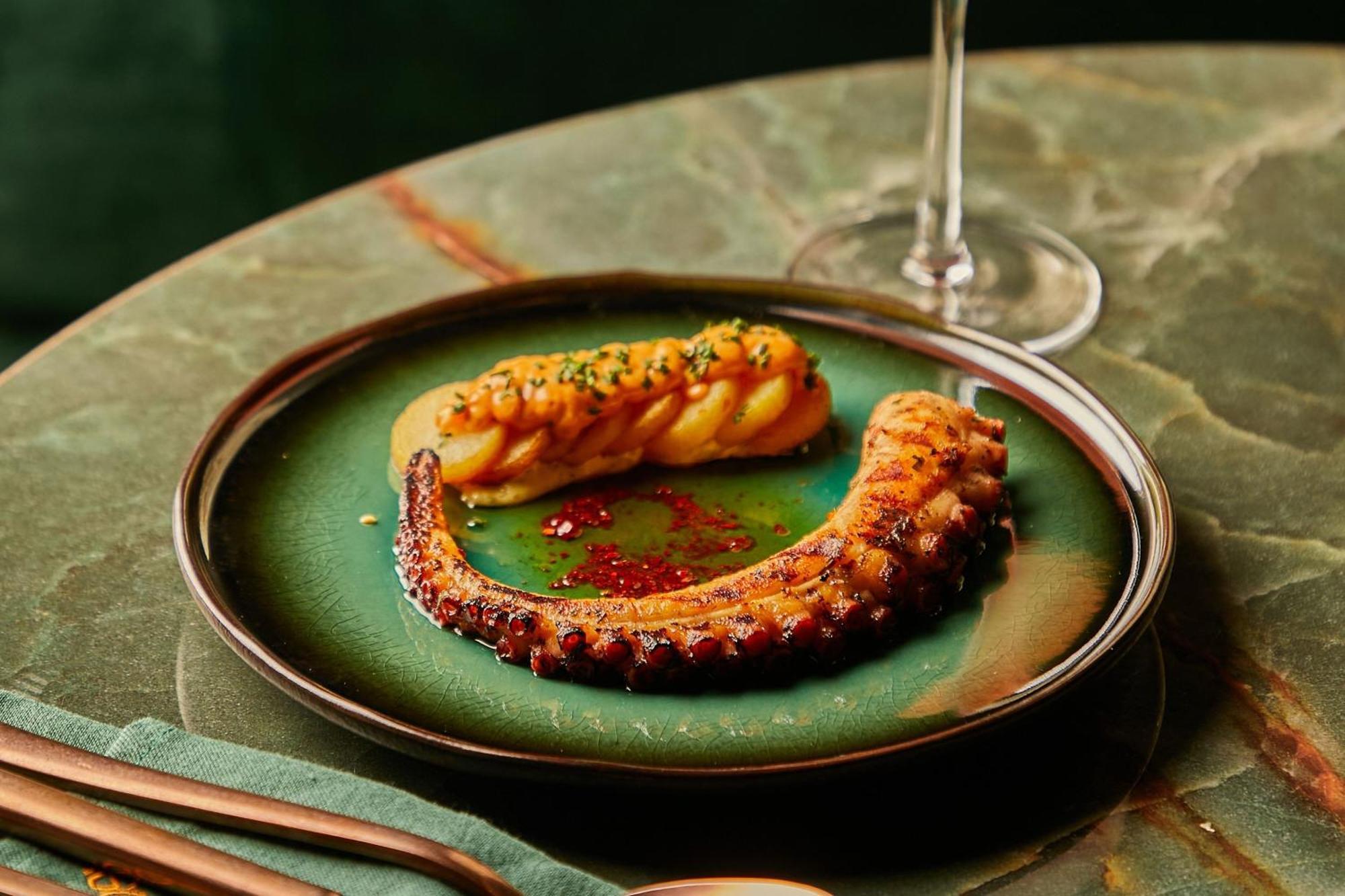 The Dubai Edition Zewnętrze zdjęcie Octopus prepared in the Portuguese style