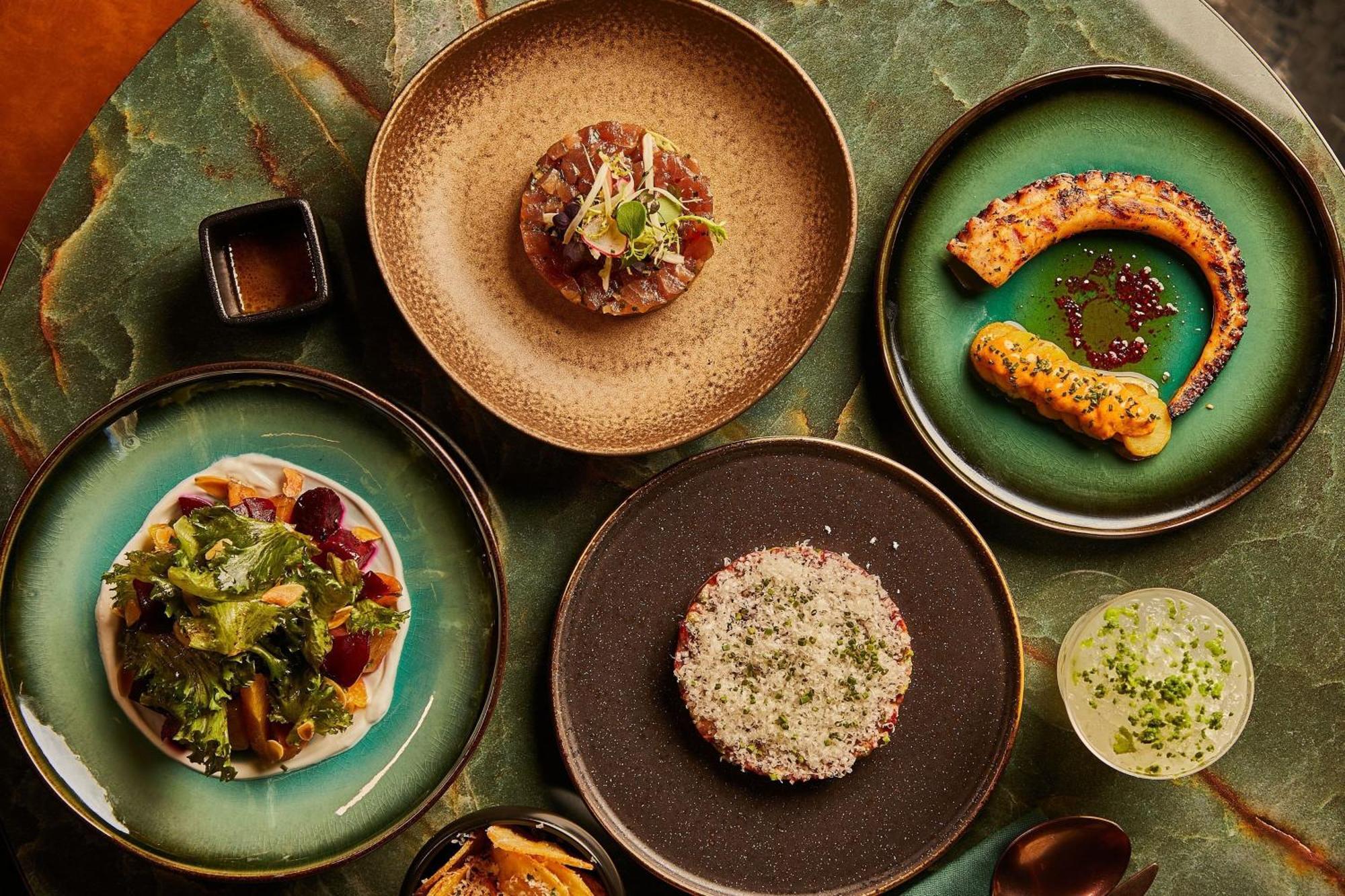 The Dubai Edition Zewnętrze zdjęcie Dishes at the restaurant