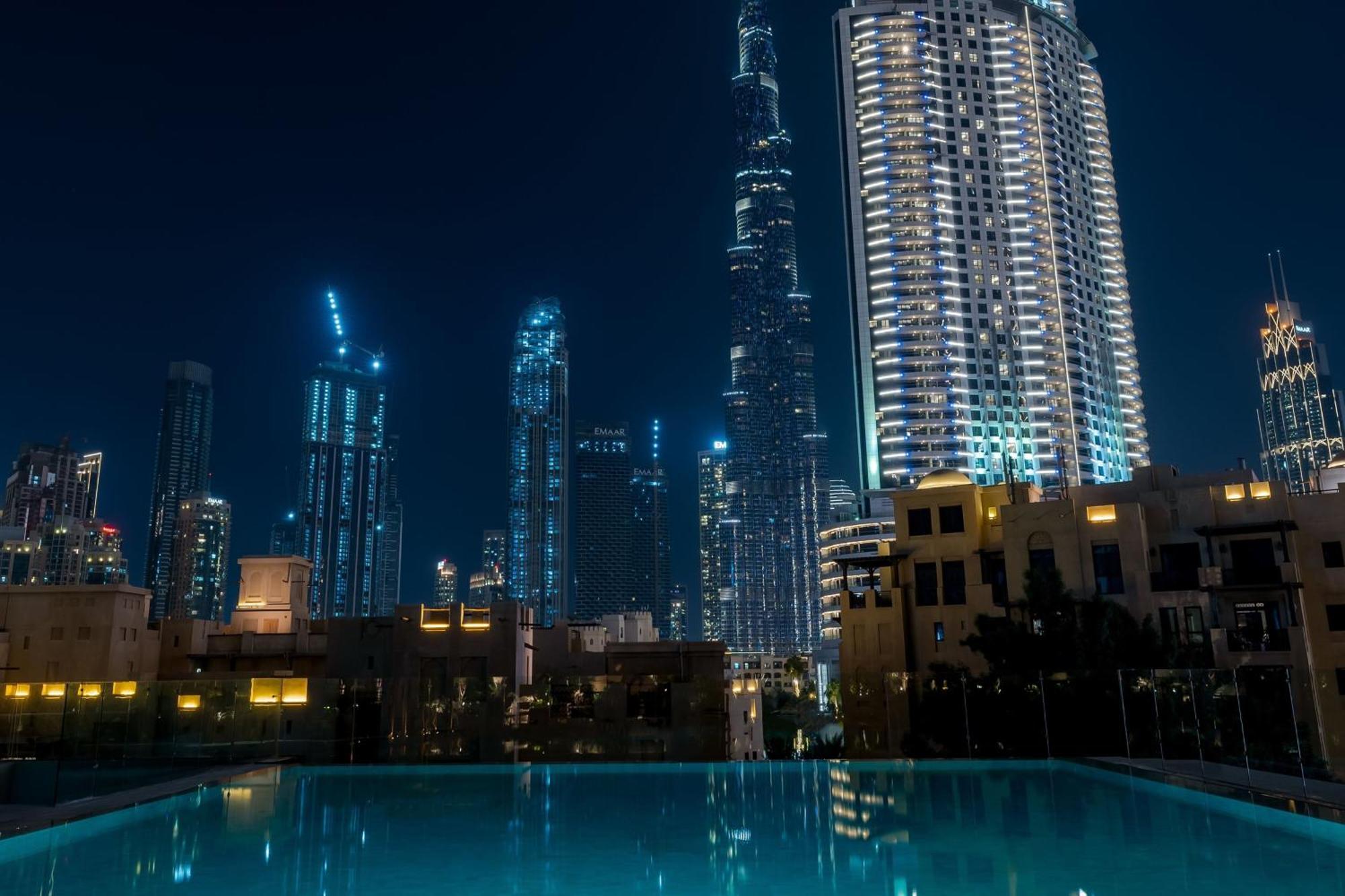 The Dubai Edition Zewnętrze zdjęcie View of the complex at night