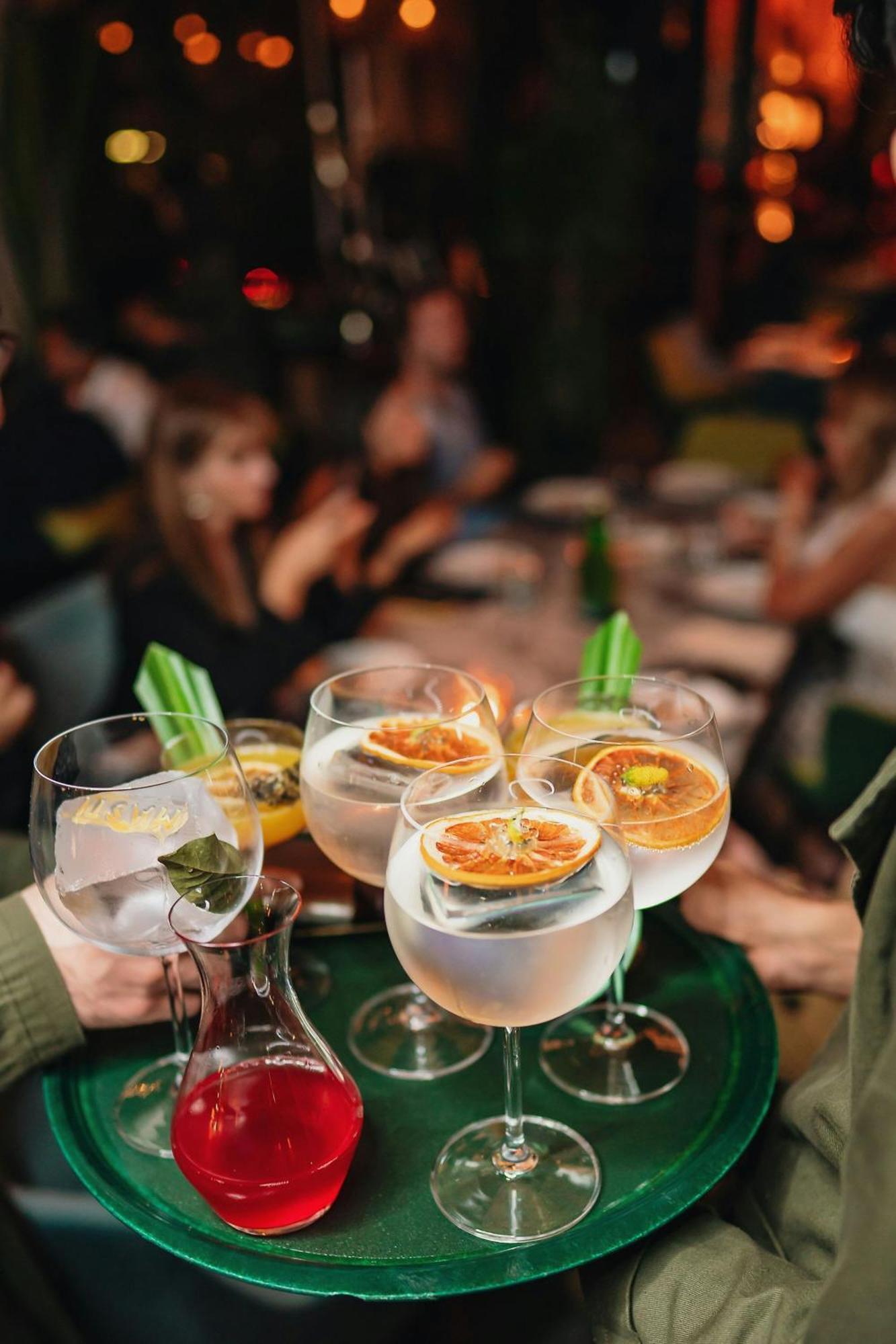 The Dubai Edition Zewnętrze zdjęcie Gin and tonic