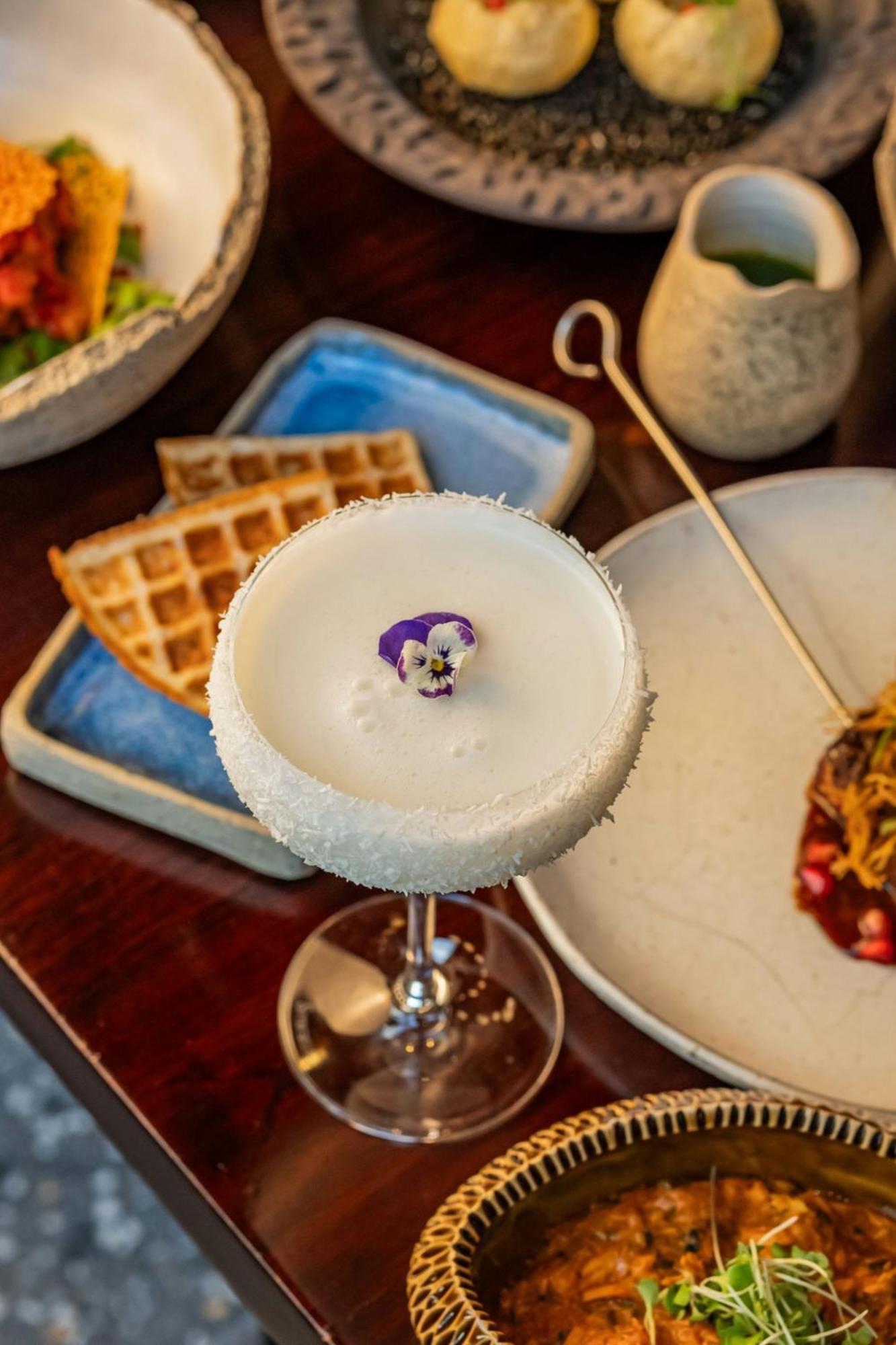 The Dubai Edition Zewnętrze zdjęcie A cocktail at the restaurant