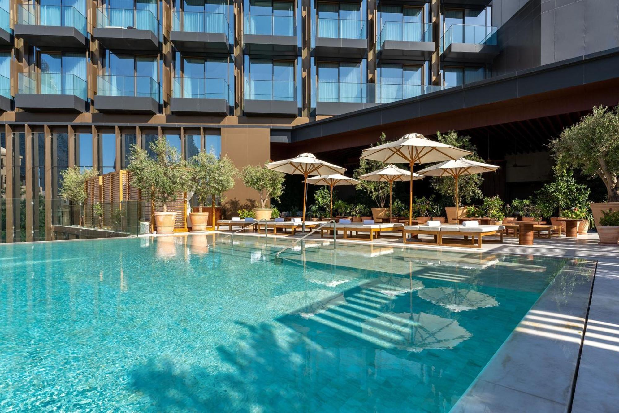 The Dubai Edition Zewnętrze zdjęcie The hotel's pool